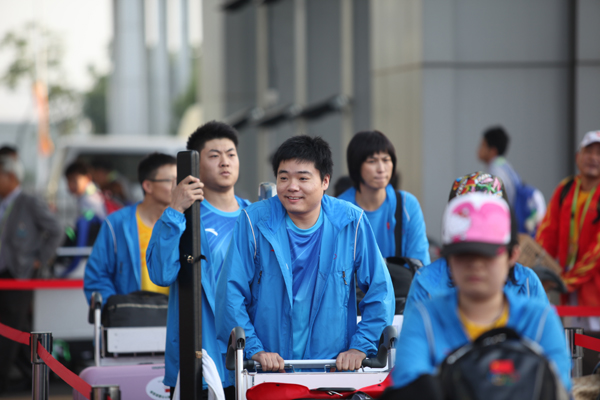 中國臺球隊抵達(dá)廣州亞運會運動員村