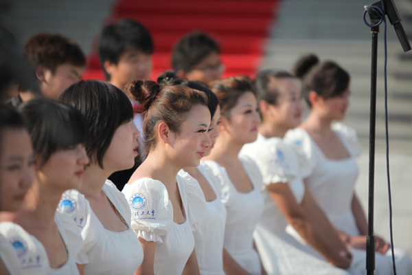 學(xué)生樂團(tuán)助興亞運(yùn)城升旗儀式