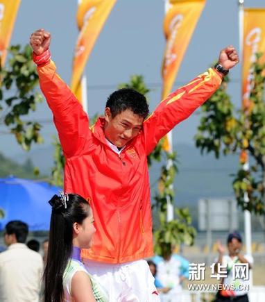 中國選手滕志強(qiáng)激流回旋男子單人劃艇決賽摘金