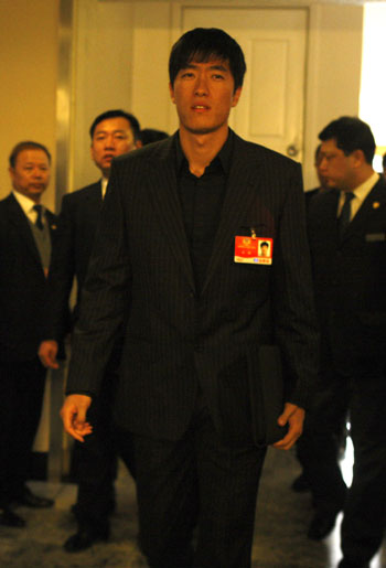 劉翔：第一次參加政協(xié)會議有點(diǎn)緊張[組圖]
