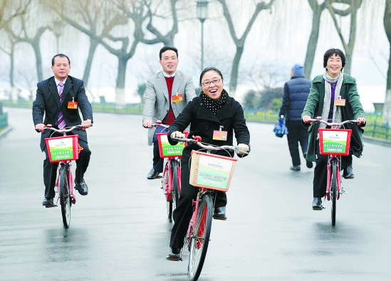 政協(xié)委員騎免費(fèi)自行車出行