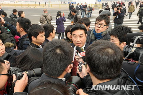 兩會政協(xié)開幕：全國政協(xié)委員抵達天安門廣場