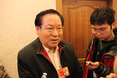 教育、科技屆政協(xié)委員受媒體追捧(組圖)