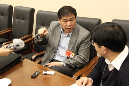 教育、科技屆政協(xié)委員受媒體追捧(組圖)