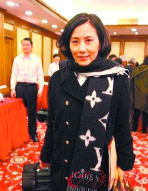 楊瀾穿著從衣領(lǐng)到款式都是典型OL風格(圖)
