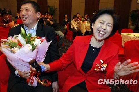 兩會(huì)花絮：男委員向女委員獻(xiàn)花賀節(jié)日