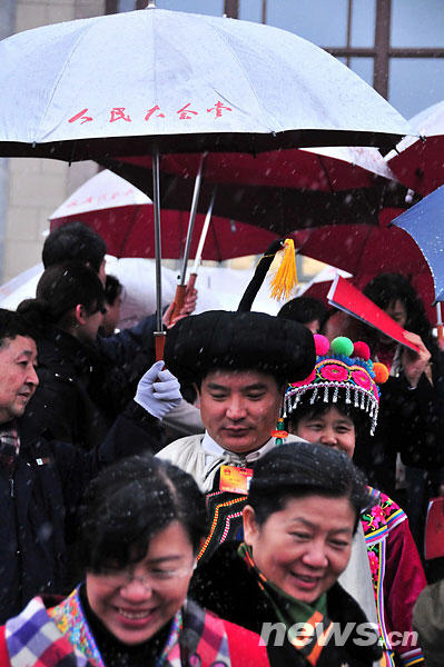 兩會特寫：雪中情 傘下情