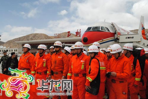 120名重慶救援隊(duì)員抵達(dá)玉樹(shù) 搜救犬現(xiàn)高原反應(yīng)