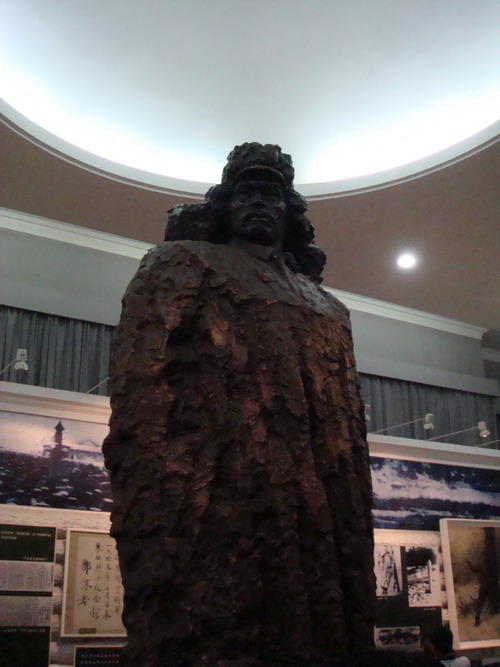 網(wǎng)絡媒體龍江行采訪團第一站參觀東北烈士紀念館