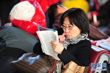 [春運(yùn)·印象]年輕潮人回家路 書香愛意緊相隨