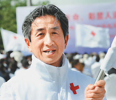紅旗飄飄：服務(wù)，到人民最需要的地方
