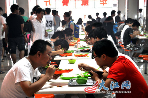 “走基層 轉(zhuǎn)作風(fēng) 改文風(fēng)”系列報(bào)道：大食堂里的小故事（圖）