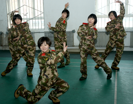 克拉瑪依：“90后”女兵大學(xué)生寒冬訓(xùn)練忙
