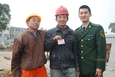邊防代購(gòu)票 圓農(nóng)民工回家過年夢(mèng)