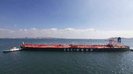 青島港核心競爭力再上新水平迎來30萬噸級超大型油輪