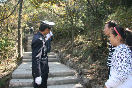 “黃山人的一天”系列報道 心系一把火 責(zé)任大于天