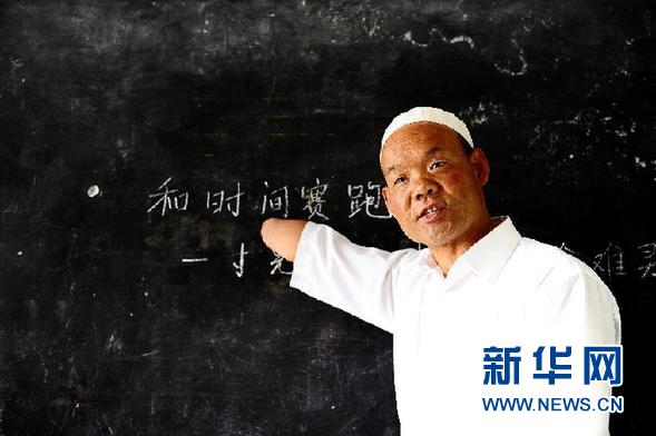 青海教師馬復(fù)興：不用雙手在講臺(tái)上耕耘30春秋