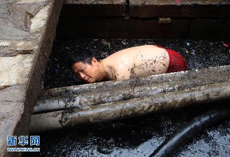 “彪悍搶修哥”劉躍青:“跳進(jìn)臭水溝只為節(jié)省搶修時間”