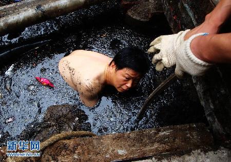 “彪悍搶修哥”劉躍青:“跳進(jìn)臭水溝只為節(jié)省搶修時間”