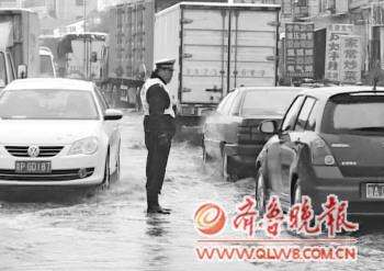 濟(jì)南一交警積水中執(zhí)勤4小時(shí) 網(wǎng)友稱其