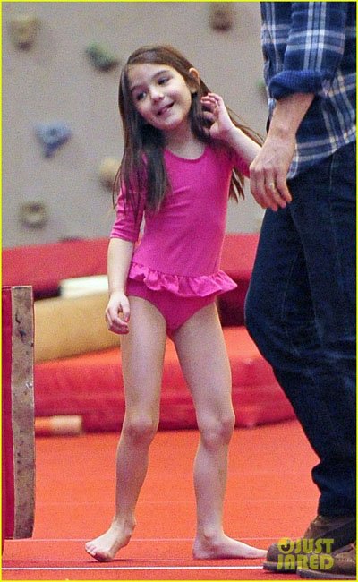 阿湯哥女兒被贊小蘿莉 粉色舞裙顯俏皮可愛(ài)