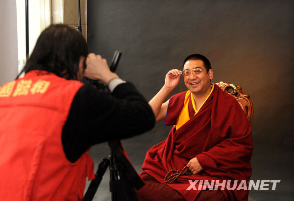 全國(guó)政協(xié)委員拉茂賽赤活佛拍寫(xiě)真