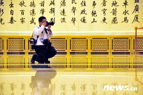 兩會(huì)攝影記者的百變身姿