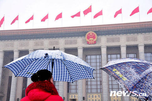 兩會(huì)特寫：雪中情 傘下情