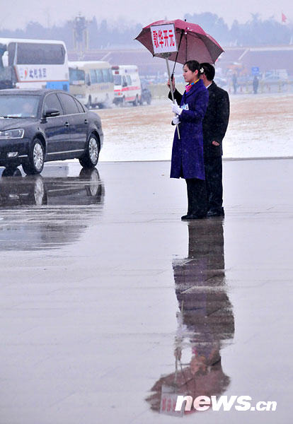 兩會特寫：雪中情 傘下情