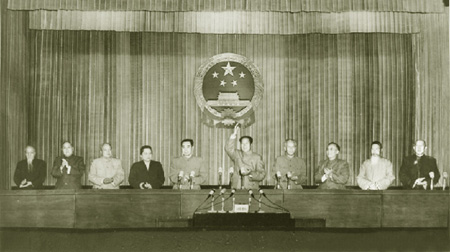 會(huì)議通過《中華人民共和國(guó)憲法》