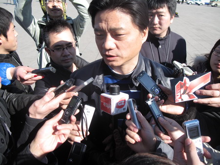 全國(guó)政協(xié)委員崔永元接受記者采訪