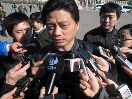 全國(guó)政協(xié)委員崔永元接受記者采訪