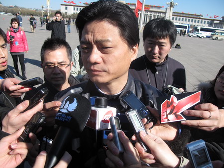 全國(guó)政協(xié)委員崔永元接受記者采訪