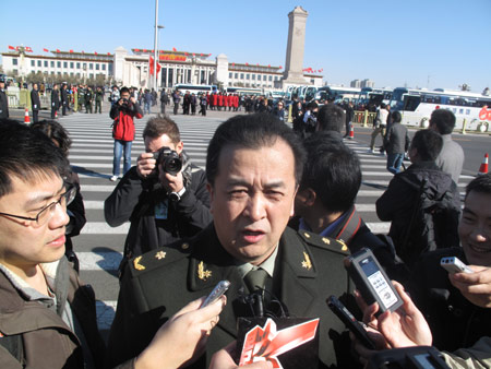 政協(xié)委員黃宏接受記者采訪(圖)