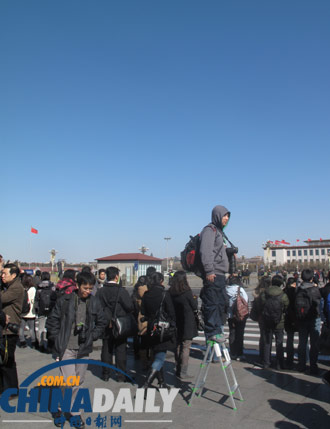 兩會(huì)花絮：記者跑兩會(huì)[組圖]