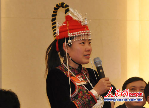 福建代表會(huì)前用歌聲祝女同胞