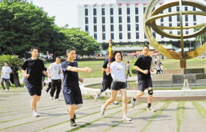 大運火炬?zhèn)鬟f模擬演練在深大舉行