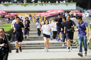 大運火炬?zhèn)鬟f模擬演練在深大舉行