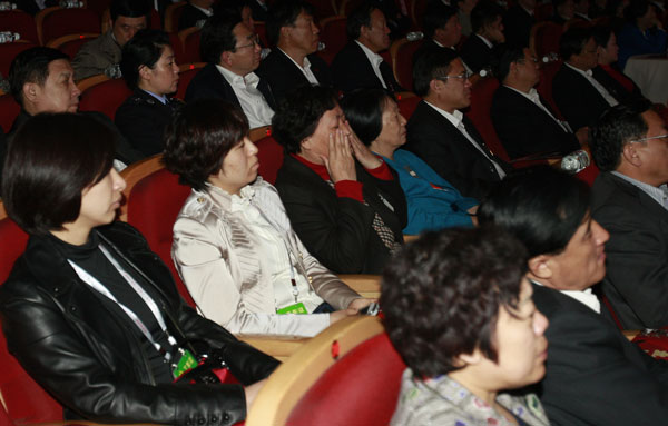話劇《郭明義》感動(dòng)遼寧省第十一次黨代會(huì)代表