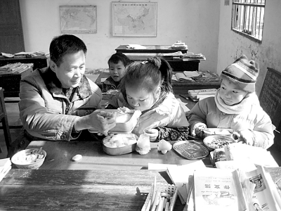 鄉(xiāng)村教師朱建成的45年：“我愿永遠(yuǎn)守在這里!”