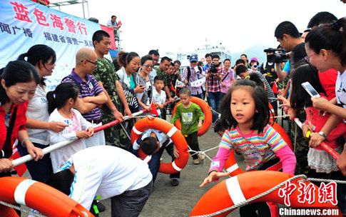 福建兒童海警警營(yíng)樂(lè)享“藍(lán)色兒童節(jié)”