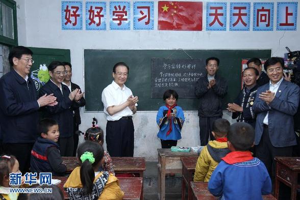 溫家寶在湖南湘西武陵山區(qū)看望留守兒童