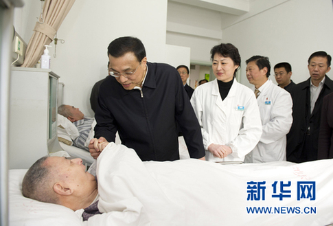 李克強(qiáng)在上海考察 強(qiáng)調(diào)推動轉(zhuǎn)型發(fā)展 依靠創(chuàng)新驅(qū)動