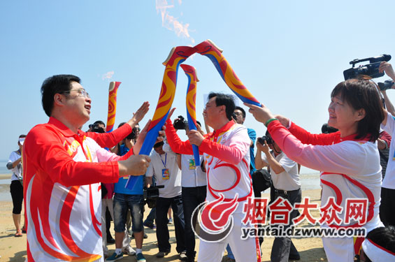 亞沙會火炬今日在煙臺傳遞 奧運(yùn)冠軍邢傲偉第一棒