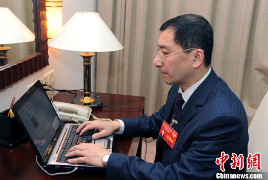 福建省政協(xié)委員參會間隙用微博征集民意(圖)