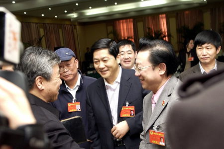 盧展工參加河南政協(xié)十屆四次會議分組討論