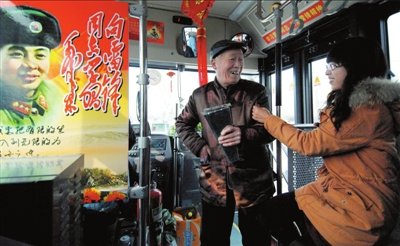 鄭州現(xiàn)雷鋒主題公交車(chē) 車(chē)上播放雷鋒歌曲