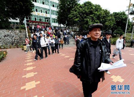 草根故事:一位八旬老人為近萬名貧困生募集助學(xué)款