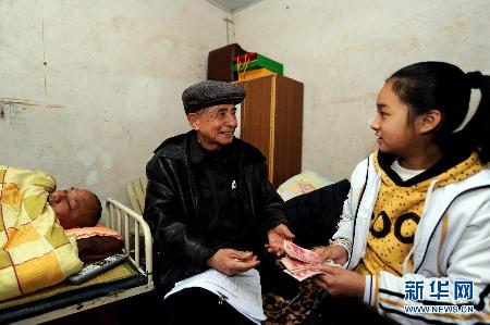 草根故事:一位八旬老人為近萬名貧困生募集助學(xué)款