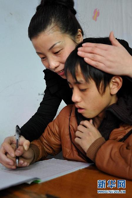 山鄉(xiāng)女教師羅杰：17年青春獻給山區(qū)殘疾兒童